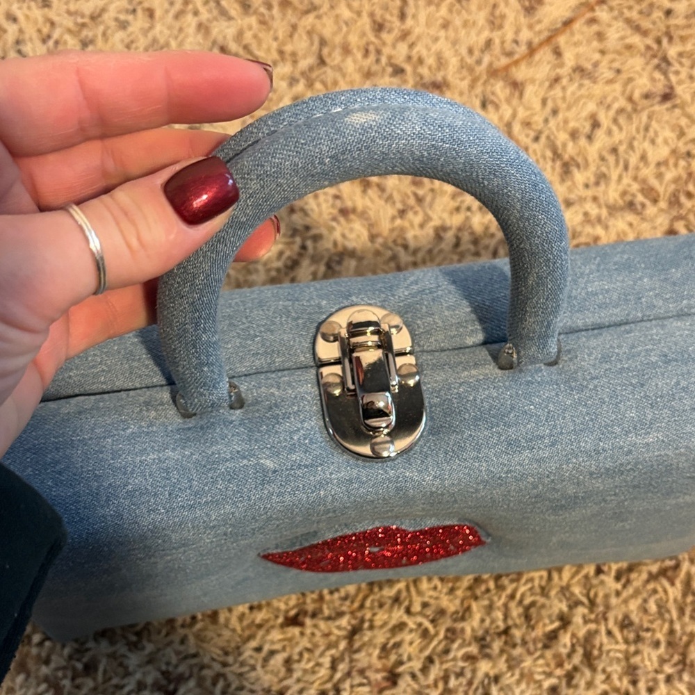 Ozias Paris lip clutch as seen on Sabrina Carpenter. - Picture 10 of 14
